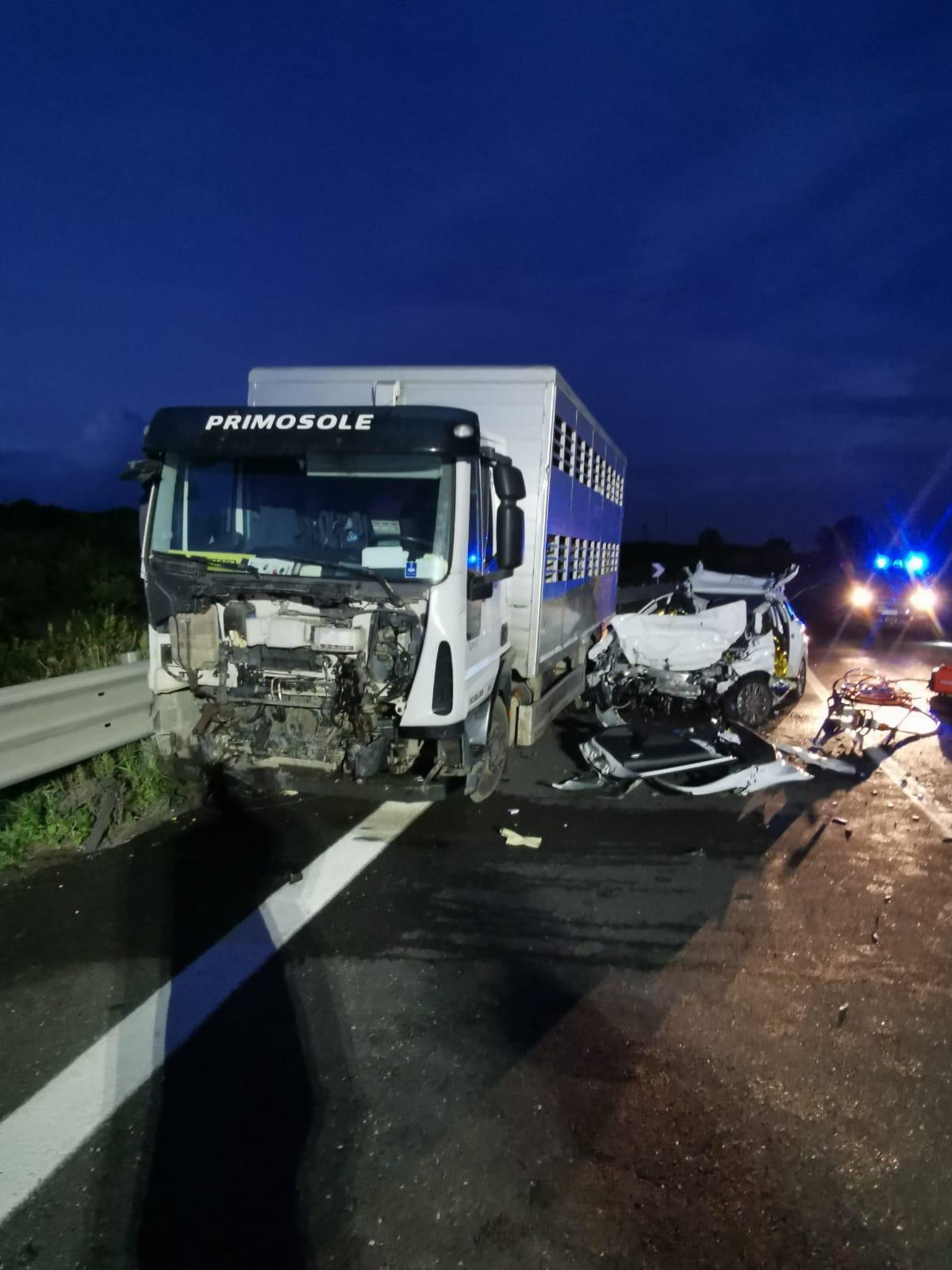 Schianto fra un camion e un'auto sulla Statale 194: tre morti a Francofonte