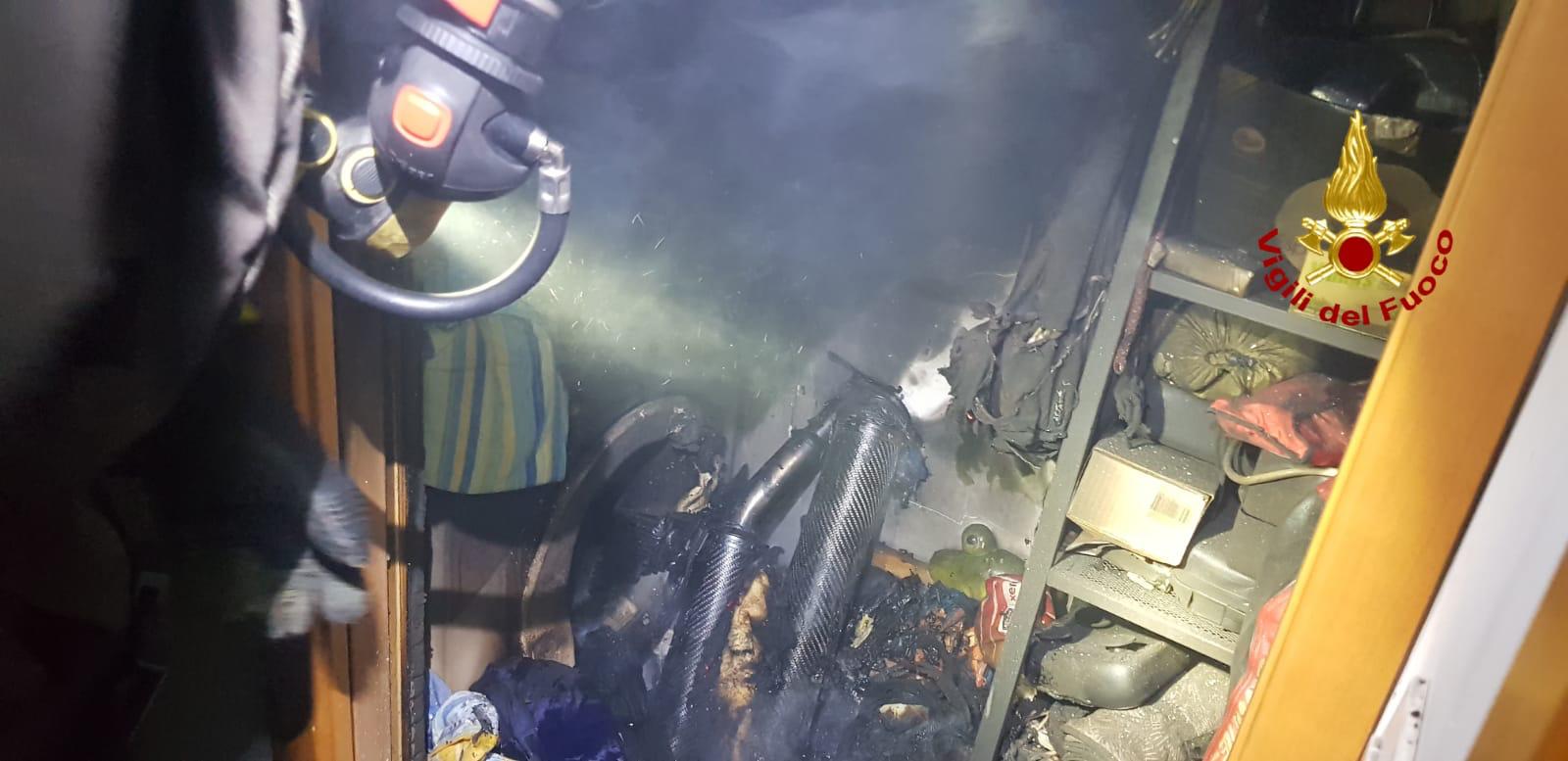 Lavatrice in fiamme per un corto circuito, paura nella notte a Floridia (FOTO)