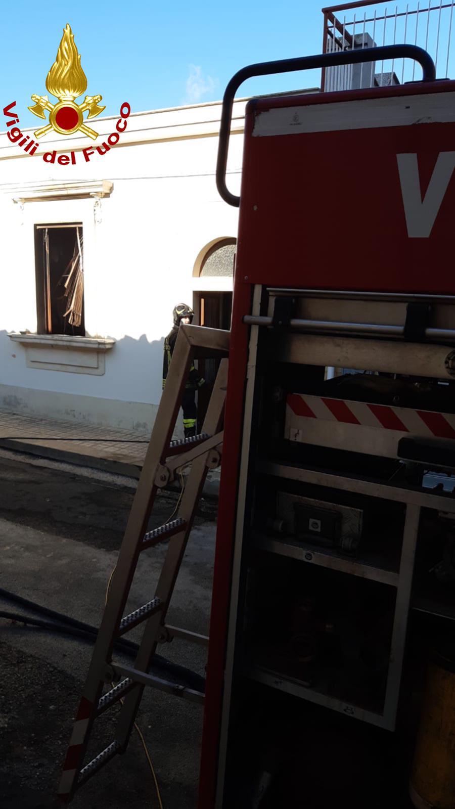 Scoppia incendio in casa, donna  trovata morta a Canicattini Bagni