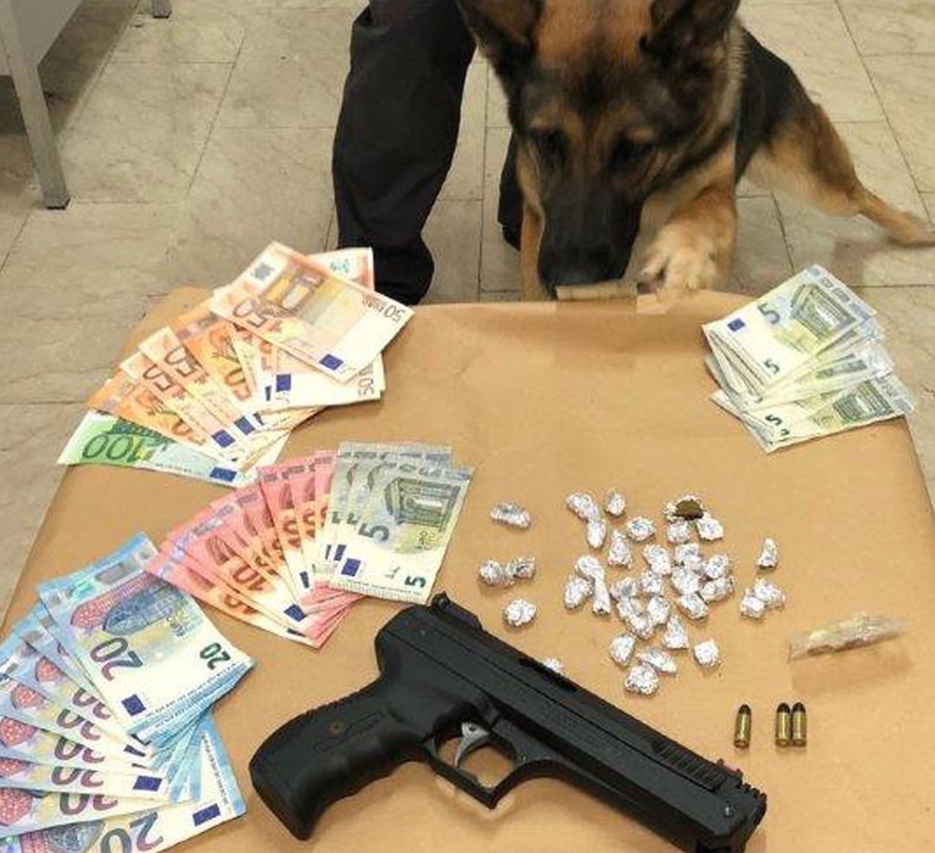 Droga, soldi cash e una pistola a Siracusa: due persone arrestate