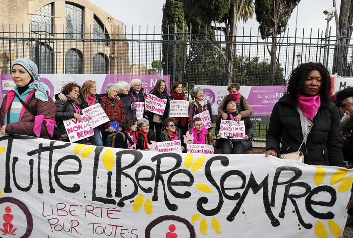 Donne in piazza a Roma contro la violenza: corteo fino a piazza San Giovanni