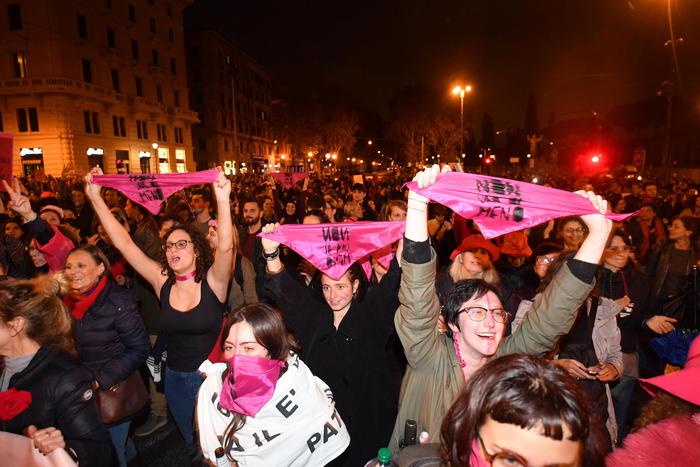 Migliaia in piazza Roma contro la violenza sulle donne