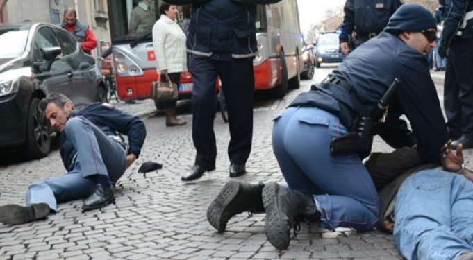 Grave episodio di violenza a Catania, in 40 aggrediscono due poliziotti: un arresto