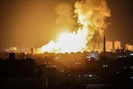 Pioggia di razzi a Gaza, 3 morti: tra loro una donna incinta e la figlia