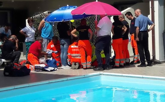 Bimbo di 7 anni muore annegato in una piscina di hotel a Orosei