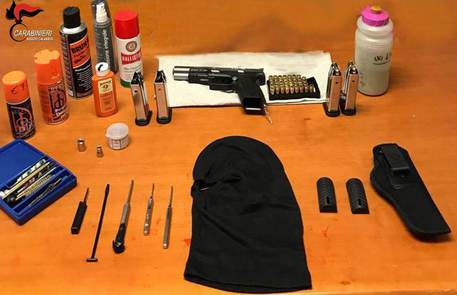 Armi, pistola e munizioni nascoste in un garage nel Reggino