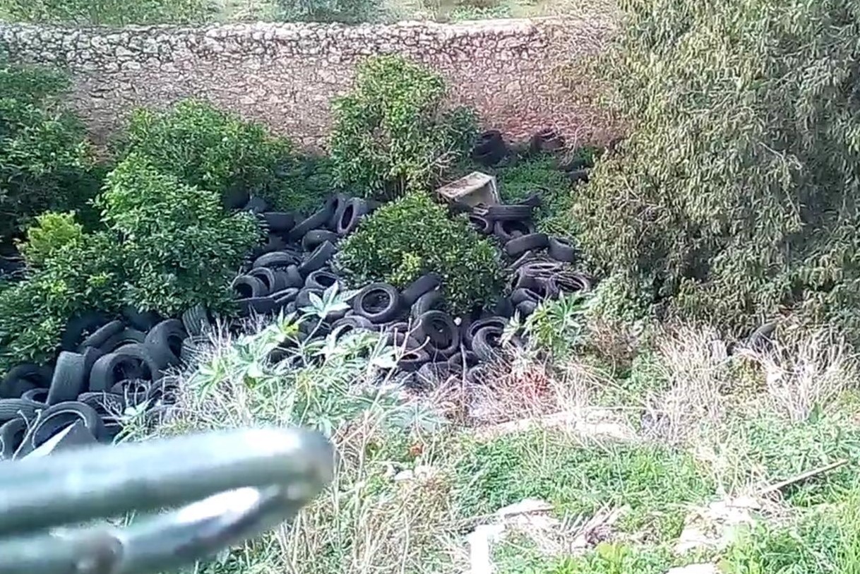 Vittoria, la Polizia municipale scopre due discariche di pneumatici 