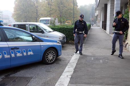 Si dà fuoco in auto, quarantaseienne morto a Torino