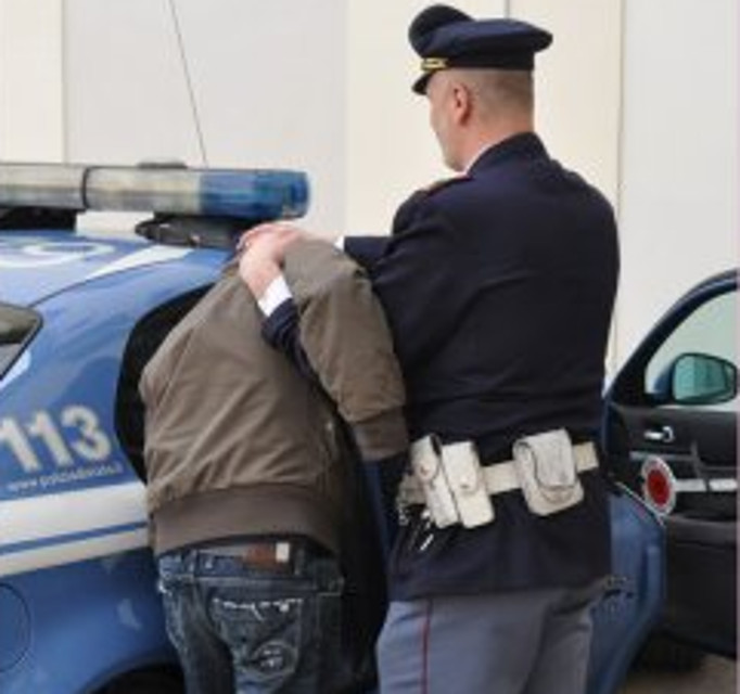 Palermo, aveva in casa armi e sigarette di contrabbando: arrestato