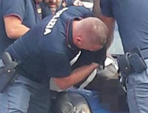 Ubriaco aggredisce i poliziotti a Pachino, scatta il carcere