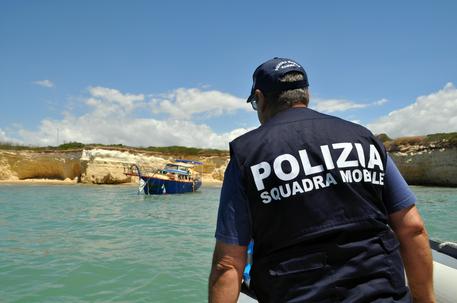 A Otranto 73 migranti su un veliero, tra loro 16 minorenni: arrestati scafisti