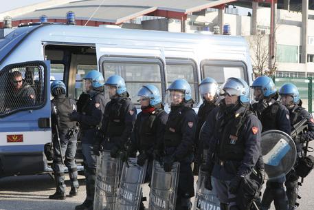 Sgombero a Napoli, benzina e chiodi contro i poliziotti