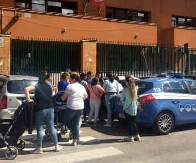 Palermo, alunno colpito da 2 pomodori: la maestra sporge denuncia