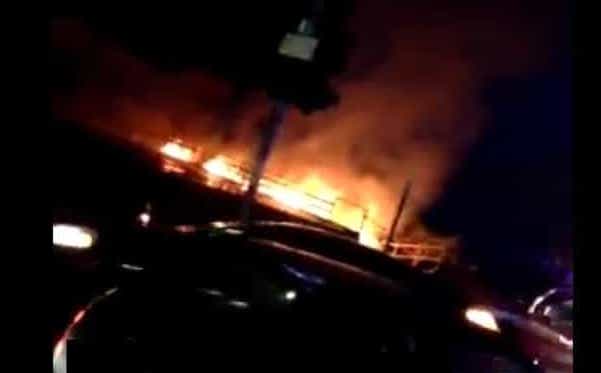 Palermo, scoppia un incendio ai pontili  di legno di via Messina Marine