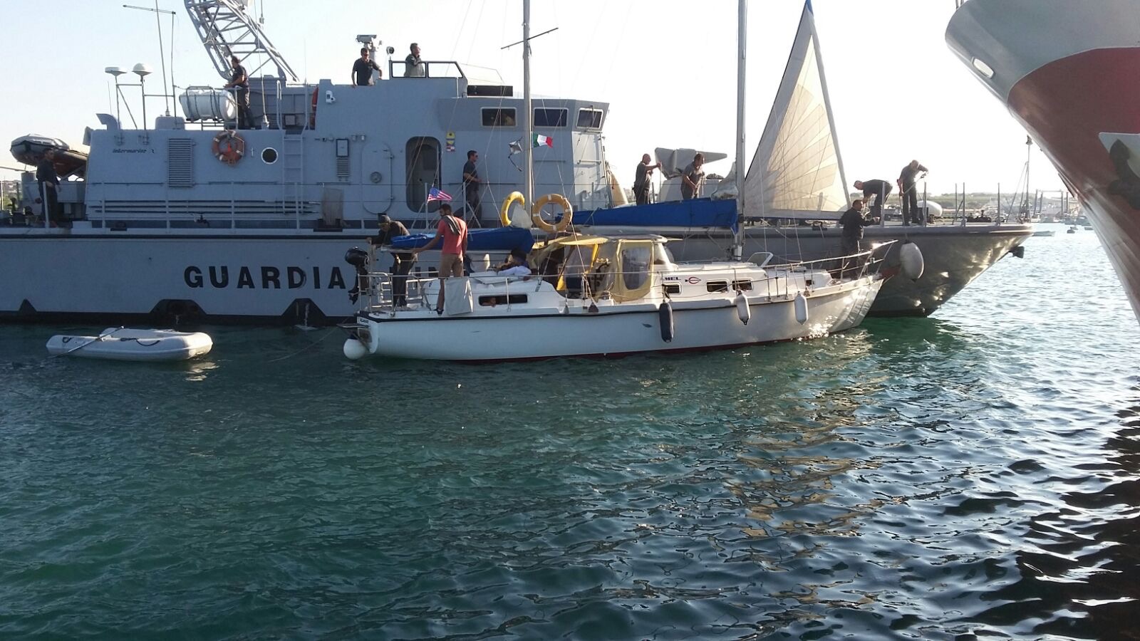 Migranti in barca a vela a Portopalo, due fermi della polizia