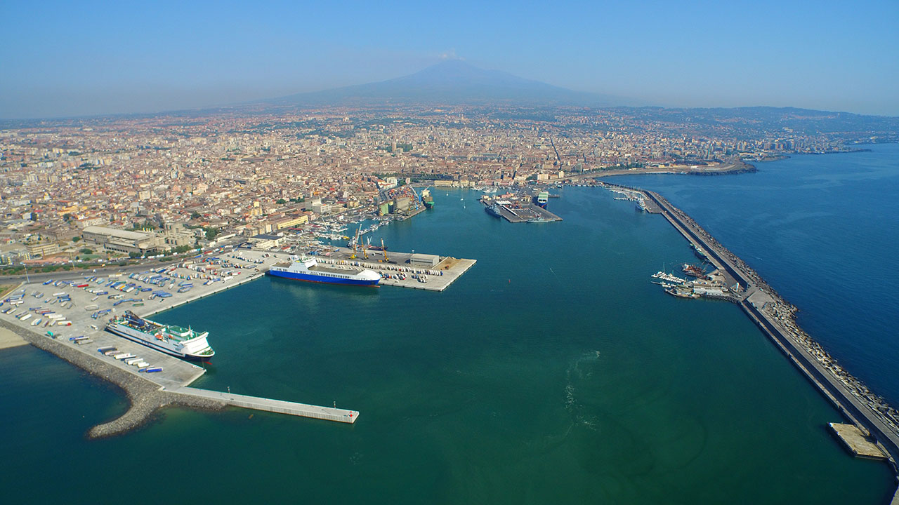 Catania, firmato il contratto per il rifacimento del molo di Levante del porto