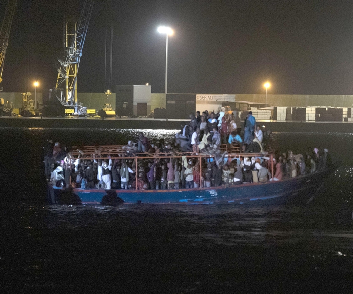 Sbarcati a Pozzallo 264 migranti: erano ammassati su una carretta del mare