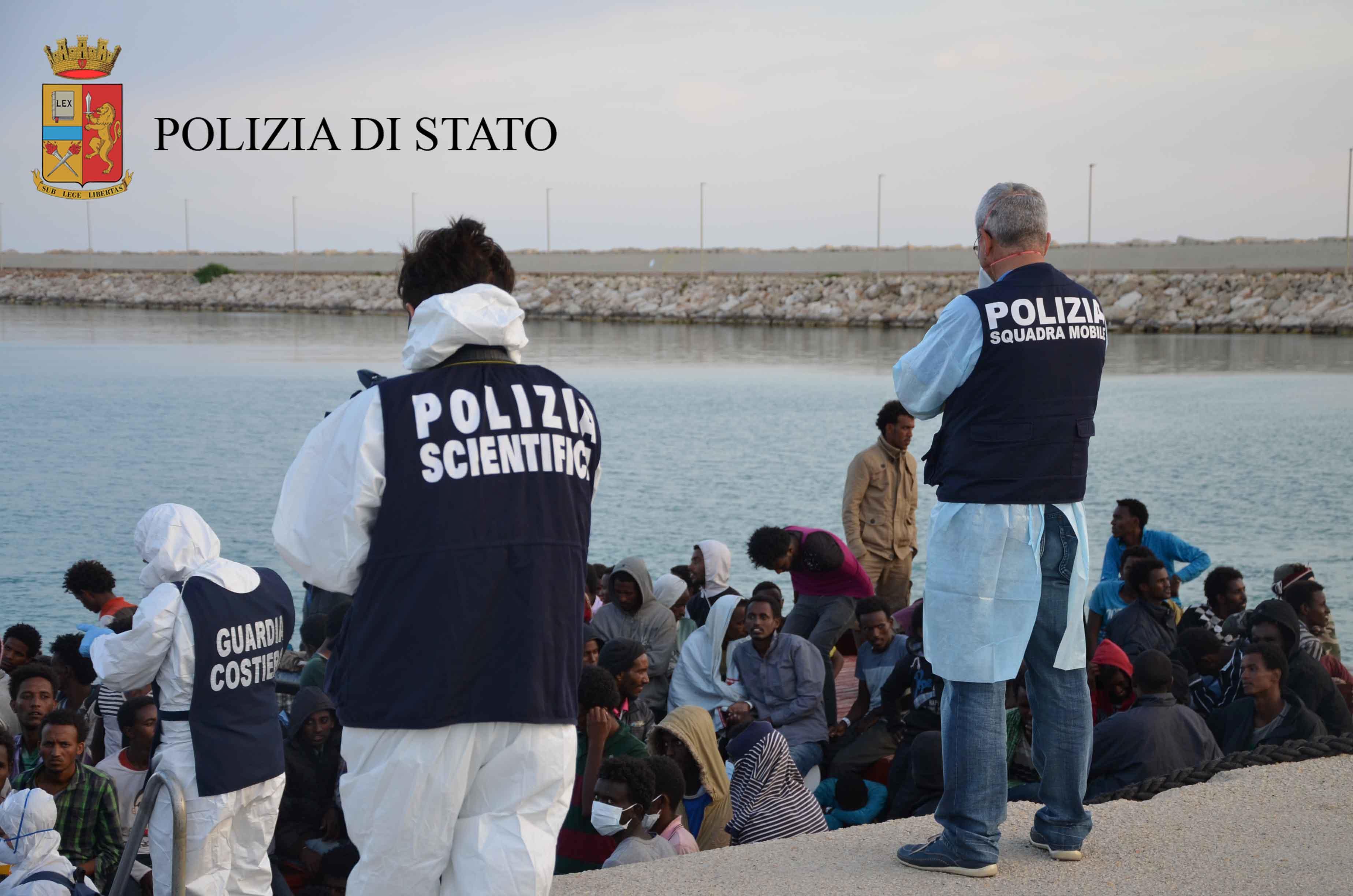 Pozzallo, sbarco di 214 migranti: fermati 6 presunti scafisti