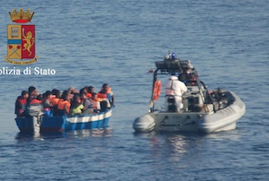 Pozzallo, fermati quattro presunti scafisti per lo sbarco dei 656 migranti
