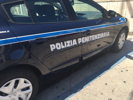 Aggredisce un agente penitenziario nel carcere di Cagliari