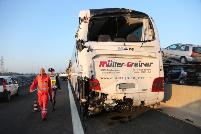Scontro fra un Tir e un pullman nel raccordo autostradale di Bologna, 16 feriti: 3 gravi