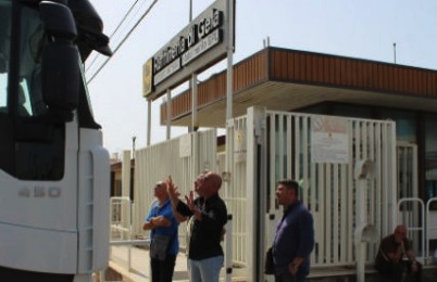 Vertenza Eni, i lavoratori dell'indotto bloccano la portineria della raffineria di Gela