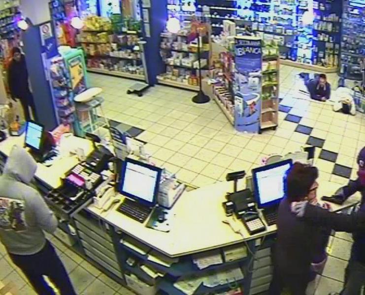 Raid armati in vari negozi nel Napoletano, due persone arrestate