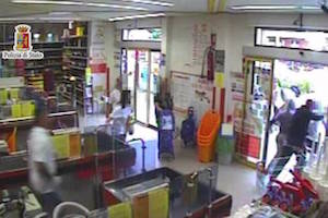 Palermo, un vigilantes armato di pistola e col volto coperto rapina un supermercato 