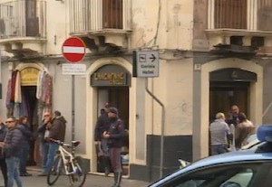 Catania, tre banditi assaltano una gioielleria: tirolare ferito per una caduta