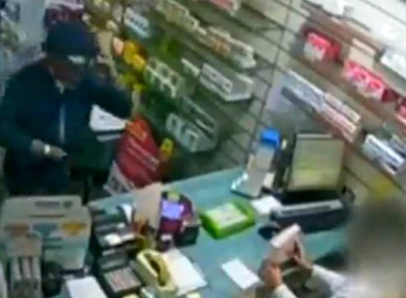 Siracusa, titolare di una farmacia reagisce a un rapinatore: salvo l'incasso