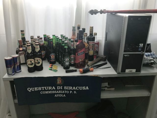 Rubano 33 bottiglie di alcolici e un pc ad Avola, tre arresti (FOTO)
