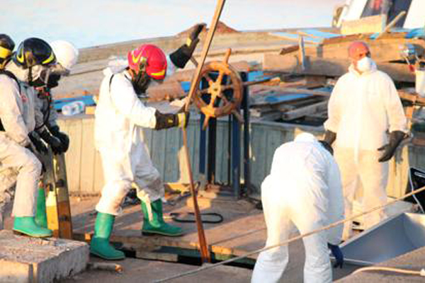 Melilli, estratti 250 resti umani dal barcone naufragato nel 2015