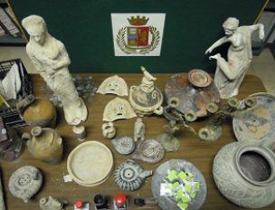 Siracusa, detiene illegalmente beni archeologici: denunciata