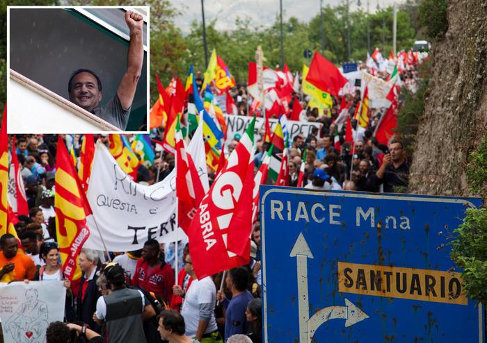 Migranti, migliaia a Riace per manifestazione di solidarietà al sindaco