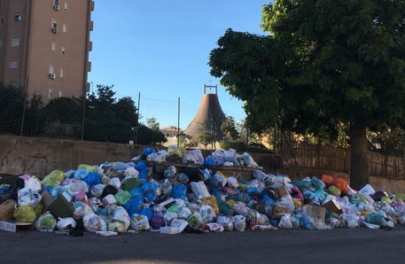 Palermo invasa dai rifiuti a Natale: anche cassonetti in fiamme