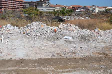 Catania, scoperta discarica abusiva di inerti vicino alle case: un denunciato 