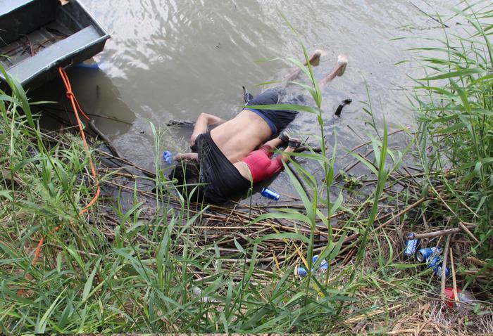 Foto choc, papà e bimba migranti trovati morti annegati nel Rio Grande