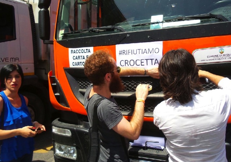 "Rifiutiamo Crocetta", spazzatura davanti la Regione a Palermo