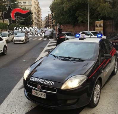 Evade e passeggia di notte in via Etnea, 72enne arrestato a Catania