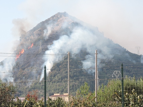 Incendi nel Salernitano, denunciato un presunto piromane