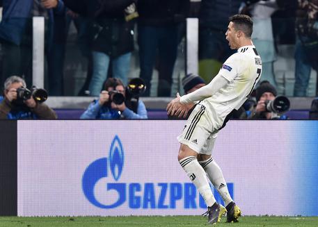 Champions, niente squalifica per Ronaldo: il gestaccio gli costa una multa di 20.000 euro 