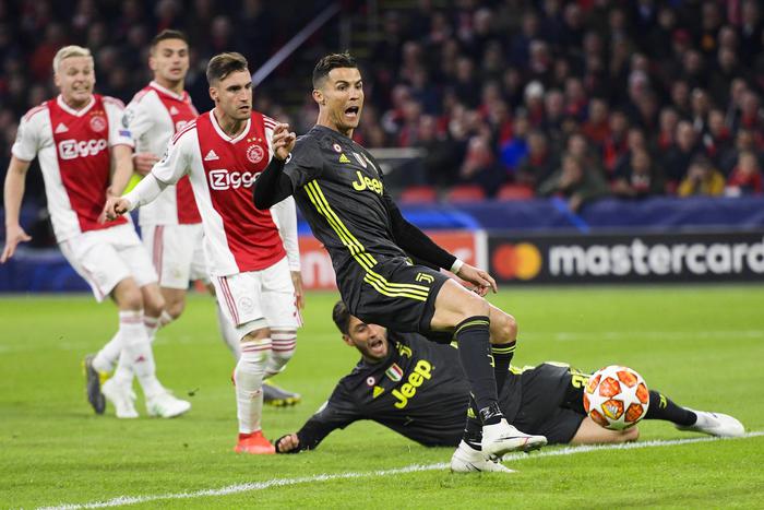 Ronaldo gela Amsterdam, poi l'Ajax pareggia: buona Juve in Champions