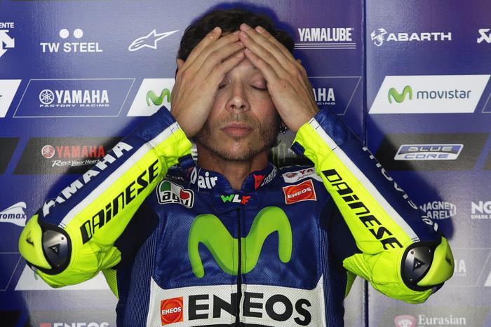 MotoGp, incidente a Valentino Rossi: sospetta frattura della gamba