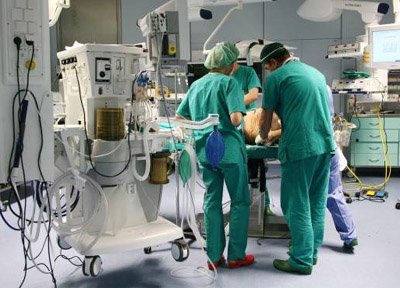 Catania, fu operata alla gamba sbagliata: due medici rinviati a giudizio