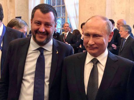 BuzzFed: "Emissari di Salvini a Mosca per soldi russi", il leader della Lega annuncia querele