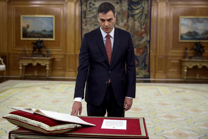 Spagna, Pedro Sanchez giura da premier