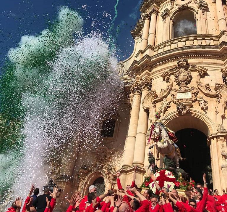 Modica, bagno di folla per la tradizionale festa in onore di San Giorgio