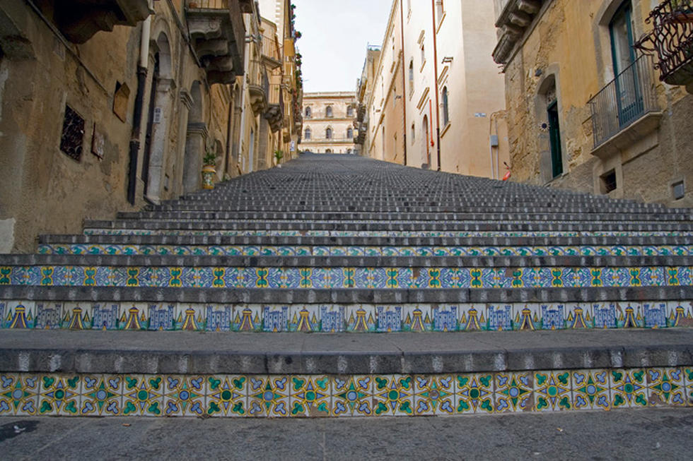 Cade dalla scalinata di Santa Maria del Monte, studente di Palermo in coma farmacologico