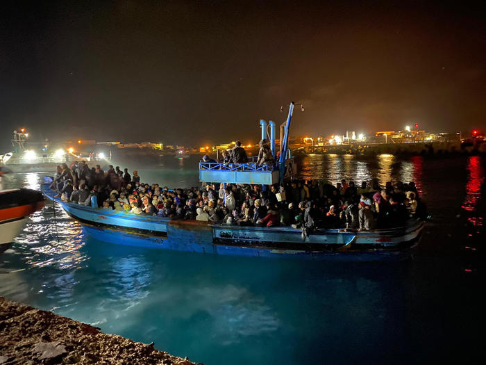 Migranti, notte di sbarchi a Lampedusa: hotspot in emergenza