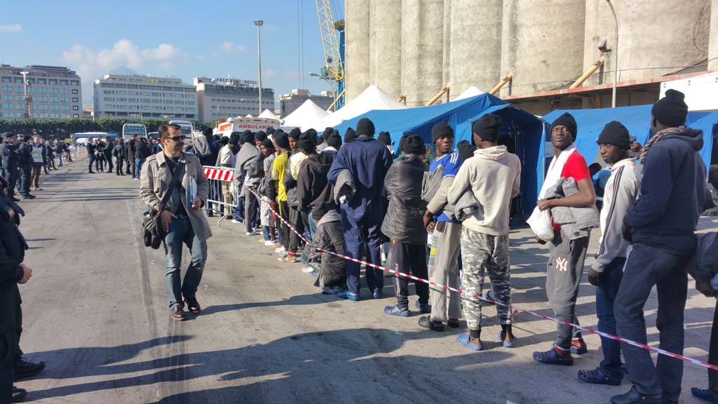 Migranti, a Pozzallo una nave con a bordo 294 persone 